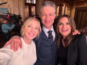 Kelli Giddish Instagram - The Band is back together! #SVU26 #FridayFeels #ThreesCompany #TheCarisisAndMe