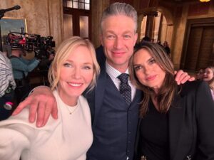 Kelli Giddish Instagram - The Band is back together! #SVU26 #FridayFeels #ThreesCompany #TheCarisisAndMe