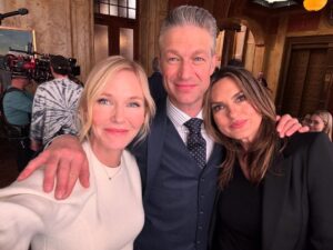Kelli Giddish Instagram - The Band is back together! #SVU26 #FridayFeels #ThreesCompany #TheCarisisAndMe