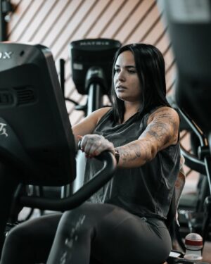 Kelly Helard Instagram - 🏋️‍♂️ -10KG, C’EST FAIT ! 🚀

Ça y est, j’ai franchi la barre des -10 kilos ! 🔥 Comme quoi, avec un bon entourage, un bon coach, une bonne alimentation et beaucoup de détermination, tout est possible.

Le chemin n’a pas été simple : entre les semaines de maladie et les tournages, il y a eu des hauts et des bas… mais on est toujours là 💪 Maintenant, cap sur mon objectif final pour le 31 mars 🎯

Un immense merci à Alex pour sa patience (oui, je sais, je suis relou 😅), mais surtout pour avoir toujours cru en moi ! 🙌

On continue, let’s gooo 🚀 #Transformation #ObjectifEnCours #OnLâcheRien #collaboration