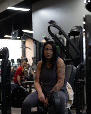 Kelly Helard Instagram - 🏋️‍♂️ -10KG, C’EST FAIT ! 🚀

Ça y est, j’ai franchi la barre des -10 kilos ! 🔥 Comme quoi, avec un bon entourage, un bon coach, une bonne alimentation et beaucoup de détermination, tout est possible.

Le chemin n’a pas été simple : entre les semaines de maladie et les tournages, il y a eu des hauts et des bas… mais on est toujours là 💪 Maintenant, cap sur mon objectif final pour le 31 mars 🎯

Un immense merci à Alex pour sa patience (oui, je sais, je suis relou 😅), mais surtout pour avoir toujours cru en moi ! 🙌

On continue, let’s gooo 🚀 #Transformation #ObjectifEnCours #OnLâcheRien #collaboration