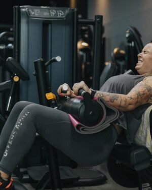 Kelly Helard Instagram - 🏋️‍♂️ -10KG, C’EST FAIT ! 🚀

Ça y est, j’ai franchi la barre des -10 kilos ! 🔥 Comme quoi, avec un bon entourage, un bon coach, une bonne alimentation et beaucoup de détermination, tout est possible.

Le chemin n’a pas été simple : entre les semaines de maladie et les tournages, il y a eu des hauts et des bas… mais on est toujours là 💪 Maintenant, cap sur mon objectif final pour le 31 mars 🎯

Un immense merci à Alex pour sa patience (oui, je sais, je suis relou 😅), mais surtout pour avoir toujours cru en moi ! 🙌

On continue, let’s gooo 🚀 #Transformation #ObjectifEnCours #OnLâcheRien #collaboration