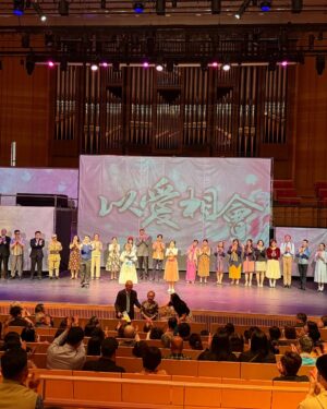 Kelly Huang Instagram - 膝蓋和手肘的擦傷很快就會好，
但有些人的痛卻是一輩子也無法癒合…

228紀念音樂劇《以愛相會》
是我參演過最耗費能量的一部音樂舞台戲劇作品。也因為這樣，我是完全毫無保留地用生命在演出！

我演出的女主角 姚陳會女士，今年96歲，她的228經歷搬到舞台上，要由我來詮釋那段驚心動魄的歷程。

看到劇本的時候，我就在想，這絕對不能開玩笑，我要活在舞台上，真實的把所有發生的一切都讓觀眾明白。

所以從讀本，排練開始，我都是很嚴肅認真的看待，每一次排練，角色的情緒轉折，內心的所有心理活動，我都是建立在文本上，情緒張力最大的一場戲，完全沒有用到私人檔案，光是角色困境，就足夠讓我眼淚流不停……

我很感謝小開導演，一直不斷地給我很多筆記修正，也點亮了我一些表演的盲區，每一次排練都有很大的收穫！
我也很感謝我的聲樂主修倪孟君老師，這次跟她一起演姚陳會女士，真的很榮幸！很多人都說我唱歌進步了，都是孟君老師一直在幫助我，還有慧真老師很有耐心的教我台語，陪我練習。
我也要感謝男主角明華園陳子豪老師，戲劇節奏超棒！台語好到完全就是讓我整個融入1947那個情景！說真的跟子豪老師對戲，沒有一次出戲！能夠跟這麼優秀的老師一起合作，真的是太榮幸了！
製作人欣蓉姐，以及編劇施百俊老師，婉菁老師，曼妮老師，達樂老師。感謝你們為屏東在地努力，創造這麼優質的音樂戲劇團隊，音樂性戲劇性不斷地在突破天花板，很喜歡跟要求品質的人合作，因為大家都想要更好，那個心是很明確的！

我的個性蠻直接的，所以溝通事情不太拐彎抹角，哈哈哈這個是我要改進的，我很感謝造型團隊素滿老師的包容，謝謝老師。

《以愛相會》有音樂、有歌曲、有舞蹈、有優秀的演員也有突破限制的舞台搭設！

樂團指揮老師真的太厲害了！還有每一個樂器的老師，把整個樂曲音樂性做到讓我在台上，一聽到音樂直接落淚，很多時候根本不用醞釀情緒，光是各位老師的演奏，台下的觀眾也都哭成一片！你們真的太厲害了！

舞蹈把這次的舞台張力各種情境帶到另外一個層次！真的太喜歡你們了！各位同學都好棒，我也想要許願，未來有機會可以跟你們一起跳舞，在台上用身體展現角色的情緒！

古典樂的每一個環節，都唱出了角色的心聲，我們台上的每一個演員都是唱將都是唱歌老師，真的沒有遇過這麼強大的團隊！能演又能唱！跟每個老師合作真的很幸福！

舞台的搭設，讓我每次換場在走動的時候都很感恩，第一次看到屏東演藝廳可以搭設這樣子的高台，讓觀眾能夠有更不一樣的視覺效果，提升整體的觀影感受！技術組的各位你們真的超棒！

我不知道還有誰沒有感謝到，每一個參與演出的人都超棒的！太感謝！太感恩了！

最後我也要謝謝所有進到場中的觀眾，
每一位都在台下的觀眾，你們都是這個表演的一部分，當你們跟著笑，跟著哭，跟著驚呼，跟著拍手，我們台上的演員跟你們都是生命共同體，你們有反應，我們會停下來等你們，我們講的每一句台詞都確保你們有聽到，然後我們繼續往下走，因為這是我們一起共同創造的回憶。我非常確定，我在台上想表達的，你們都有收到了🙌

謝謝星星戲樂幫每一位演員製作了有我們名字的旗子，讓我們可以在謝幕之後跟親友拍照，聊聊近況。

謝謝我的好多親友特別從台北南下來看演出，家人、恆春朋友、校長同學們的支持，讓我看到你們就紅了眼眶！

很多觀眾都跟我說，第一次看音樂劇就感動的哭了！

「小嫻！妳一定要繼續演，繼續唱！我們會支持妳✊👊💪」

謝謝你們，我喜歡可以投入真心的表演，也很喜歡用歌聲來唱故事🎵

在屏東，有很好的舞台場館，很豐沛的藝術創作能量，只要你親自來體驗，就能看到屏東的價值！

經過《以愛相會》的洗禮之後

我變得更強大了！

生命中所有的經歷，都會成為我的資糧！

從一開始，我就清楚我做得到✊

你有想要做的計劃嗎？
只要下定決心，就全力去做吧！

#以愛相會 #小嫻 #小嫻上大學 #音樂劇 #屏東大學
