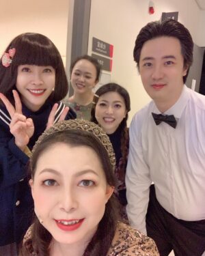 Kelly Huang Instagram - 膝蓋和手肘的擦傷很快就會好，
但有些人的痛卻是一輩子也無法癒合…

228紀念音樂劇《以愛相會》
是我參演過最耗費能量的一部音樂舞台戲劇作品。也因為這樣，我是完全毫無保留地用生命在演出！

我演出的女主角 姚陳會女士，今年96歲，她的228經歷搬到舞台上，要由我來詮釋那段驚心動魄的歷程。

看到劇本的時候，我就在想，這絕對不能開玩笑，我要活在舞台上，真實的把所有發生的一切都讓觀眾明白。

所以從讀本，排練開始，我都是很嚴肅認真的看待，每一次排練，角色的情緒轉折，內心的所有心理活動，我都是建立在文本上，情緒張力最大的一場戲，完全沒有用到私人檔案，光是角色困境，就足夠讓我眼淚流不停……

我很感謝小開導演，一直不斷地給我很多筆記修正，也點亮了我一些表演的盲區，每一次排練都有很大的收穫！
我也很感謝我的聲樂主修倪孟君老師，這次跟她一起演姚陳會女士，真的很榮幸！很多人都說我唱歌進步了，都是孟君老師一直在幫助我，還有慧真老師很有耐心的教我台語，陪我練習。
我也要感謝男主角明華園陳子豪老師，戲劇節奏超棒！台語好到完全就是讓我整個融入1947那個情景！說真的跟子豪老師對戲，沒有一次出戲！能夠跟這麼優秀的老師一起合作，真的是太榮幸了！
製作人欣蓉姐，以及編劇施百俊老師，婉菁老師，曼妮老師，達樂老師。感謝你們為屏東在地努力，創造這麼優質的音樂戲劇團隊，音樂性戲劇性不斷地在突破天花板，很喜歡跟要求品質的人合作，因為大家都想要更好，那個心是很明確的！

我的個性蠻直接的，所以溝通事情不太拐彎抹角，哈哈哈這個是我要改進的，我很感謝造型團隊素滿老師的包容，謝謝老師。

《以愛相會》有音樂、有歌曲、有舞蹈、有優秀的演員也有突破限制的舞台搭設！

樂團指揮老師真的太厲害了！還有每一個樂器的老師，把整個樂曲音樂性做到讓我在台上，一聽到音樂直接落淚，很多時候根本不用醞釀情緒，光是各位老師的演奏，台下的觀眾也都哭成一片！你們真的太厲害了！

舞蹈把這次的舞台張力各種情境帶到另外一個層次！真的太喜歡你們了！各位同學都好棒，我也想要許願，未來有機會可以跟你們一起跳舞，在台上用身體展現角色的情緒！

古典樂的每一個環節，都唱出了角色的心聲，我們台上的每一個演員都是唱將都是唱歌老師，真的沒有遇過這麼強大的團隊！能演又能唱！跟每個老師合作真的很幸福！

舞台的搭設，讓我每次換場在走動的時候都很感恩，第一次看到屏東演藝廳可以搭設這樣子的高台，讓觀眾能夠有更不一樣的視覺效果，提升整體的觀影感受！技術組的各位你們真的超棒！

我不知道還有誰沒有感謝到，每一個參與演出的人都超棒的！太感謝！太感恩了！

最後我也要謝謝所有進到場中的觀眾，
每一位都在台下的觀眾，你們都是這個表演的一部分，當你們跟著笑，跟著哭，跟著驚呼，跟著拍手，我們台上的演員跟你們都是生命共同體，你們有反應，我們會停下來等你們，我們講的每一句台詞都確保你們有聽到，然後我們繼續往下走，因為這是我們一起共同創造的回憶。我非常確定，我在台上想表達的，你們都有收到了🙌

謝謝星星戲樂幫每一位演員製作了有我們名字的旗子，讓我們可以在謝幕之後跟親友拍照，聊聊近況。

謝謝我的好多親友特別從台北南下來看演出，家人、恆春朋友、校長同學們的支持，讓我看到你們就紅了眼眶！

很多觀眾都跟我說，第一次看音樂劇就感動的哭了！

「小嫻！妳一定要繼續演，繼續唱！我們會支持妳✊👊💪」

謝謝你們，我喜歡可以投入真心的表演，也很喜歡用歌聲來唱故事🎵

在屏東，有很好的舞台場館，很豐沛的藝術創作能量，只要你親自來體驗，就能看到屏東的價值！

經過《以愛相會》的洗禮之後

我變得更強大了！

生命中所有的經歷，都會成為我的資糧！

從一開始，我就清楚我做得到✊

你有想要做的計劃嗎？
只要下定決心，就全力去做吧！

#以愛相會 #小嫻 #小嫻上大學 #音樂劇 #屏東大學