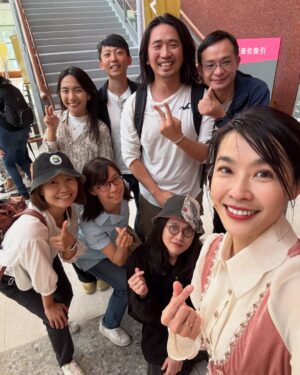 Kelly Huang Instagram - 膝蓋和手肘的擦傷很快就會好，
但有些人的痛卻是一輩子也無法癒合…

228紀念音樂劇《以愛相會》
是我參演過最耗費能量的一部音樂舞台戲劇作品。也因為這樣，我是完全毫無保留地用生命在演出！

我演出的女主角 姚陳會女士，今年96歲，她的228經歷搬到舞台上，要由我來詮釋那段驚心動魄的歷程。

看到劇本的時候，我就在想，這絕對不能開玩笑，我要活在舞台上，真實的把所有發生的一切都讓觀眾明白。

所以從讀本，排練開始，我都是很嚴肅認真的看待，每一次排練，角色的情緒轉折，內心的所有心理活動，我都是建立在文本上，情緒張力最大的一場戲，完全沒有用到私人檔案，光是角色困境，就足夠讓我眼淚流不停……

我很感謝小開導演，一直不斷地給我很多筆記修正，也點亮了我一些表演的盲區，每一次排練都有很大的收穫！
我也很感謝我的聲樂主修倪孟君老師，這次跟她一起演姚陳會女士，真的很榮幸！很多人都說我唱歌進步了，都是孟君老師一直在幫助我，還有慧真老師很有耐心的教我台語，陪我練習。
我也要感謝男主角明華園陳子豪老師，戲劇節奏超棒！台語好到完全就是讓我整個融入1947那個情景！說真的跟子豪老師對戲，沒有一次出戲！能夠跟這麼優秀的老師一起合作，真的是太榮幸了！
製作人欣蓉姐，以及編劇施百俊老師，婉菁老師，曼妮老師，達樂老師。感謝你們為屏東在地努力，創造這麼優質的音樂戲劇團隊，音樂性戲劇性不斷地在突破天花板，很喜歡跟要求品質的人合作，因為大家都想要更好，那個心是很明確的！

我的個性蠻直接的，所以溝通事情不太拐彎抹角，哈哈哈這個是我要改進的，我很感謝造型團隊素滿老師的包容，謝謝老師。

《以愛相會》有音樂、有歌曲、有舞蹈、有優秀的演員也有突破限制的舞台搭設！

樂團指揮老師真的太厲害了！還有每一個樂器的老師，把整個樂曲音樂性做到讓我在台上，一聽到音樂直接落淚，很多時候根本不用醞釀情緒，光是各位老師的演奏，台下的觀眾也都哭成一片！你們真的太厲害了！

舞蹈把這次的舞台張力各種情境帶到另外一個層次！真的太喜歡你們了！各位同學都好棒，我也想要許願，未來有機會可以跟你們一起跳舞，在台上用身體展現角色的情緒！

古典樂的每一個環節，都唱出了角色的心聲，我們台上的每一個演員都是唱將都是唱歌老師，真的沒有遇過這麼強大的團隊！能演又能唱！跟每個老師合作真的很幸福！

舞台的搭設，讓我每次換場在走動的時候都很感恩，第一次看到屏東演藝廳可以搭設這樣子的高台，讓觀眾能夠有更不一樣的視覺效果，提升整體的觀影感受！技術組的各位你們真的超棒！

我不知道還有誰沒有感謝到，每一個參與演出的人都超棒的！太感謝！太感恩了！

最後我也要謝謝所有進到場中的觀眾，
每一位都在台下的觀眾，你們都是這個表演的一部分，當你們跟著笑，跟著哭，跟著驚呼，跟著拍手，我們台上的演員跟你們都是生命共同體，你們有反應，我們會停下來等你們，我們講的每一句台詞都確保你們有聽到，然後我們繼續往下走，因為這是我們一起共同創造的回憶。我非常確定，我在台上想表達的，你們都有收到了🙌

謝謝星星戲樂幫每一位演員製作了有我們名字的旗子，讓我們可以在謝幕之後跟親友拍照，聊聊近況。

謝謝我的好多親友特別從台北南下來看演出，家人、恆春朋友、校長同學們的支持，讓我看到你們就紅了眼眶！

很多觀眾都跟我說，第一次看音樂劇就感動的哭了！

「小嫻！妳一定要繼續演，繼續唱！我們會支持妳✊👊💪」

謝謝你們，我喜歡可以投入真心的表演，也很喜歡用歌聲來唱故事🎵

在屏東，有很好的舞台場館，很豐沛的藝術創作能量，只要你親自來體驗，就能看到屏東的價值！

經過《以愛相會》的洗禮之後

我變得更強大了！

生命中所有的經歷，都會成為我的資糧！

從一開始，我就清楚我做得到✊

你有想要做的計劃嗎？
只要下定決心，就全力去做吧！

#以愛相會 #小嫻 #小嫻上大學 #音樂劇 #屏東大學