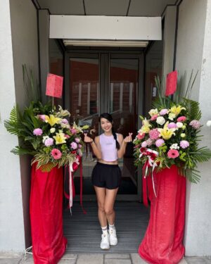 Kelly Huang Instagram - 膝蓋和手肘的擦傷很快就會好，
但有些人的痛卻是一輩子也無法癒合…

228紀念音樂劇《以愛相會》
是我參演過最耗費能量的一部音樂舞台戲劇作品。也因為這樣，我是完全毫無保留地用生命在演出！

我演出的女主角 姚陳會女士，今年96歲，她的228經歷搬到舞台上，要由我來詮釋那段驚心動魄的歷程。

看到劇本的時候，我就在想，這絕對不能開玩笑，我要活在舞台上，真實的把所有發生的一切都讓觀眾明白。

所以從讀本，排練開始，我都是很嚴肅認真的看待，每一次排練，角色的情緒轉折，內心的所有心理活動，我都是建立在文本上，情緒張力最大的一場戲，完全沒有用到私人檔案，光是角色困境，就足夠讓我眼淚流不停……

我很感謝小開導演，一直不斷地給我很多筆記修正，也點亮了我一些表演的盲區，每一次排練都有很大的收穫！
我也很感謝我的聲樂主修倪孟君老師，這次跟她一起演姚陳會女士，真的很榮幸！很多人都說我唱歌進步了，都是孟君老師一直在幫助我，還有慧真老師很有耐心的教我台語，陪我練習。
我也要感謝男主角明華園陳子豪老師，戲劇節奏超棒！台語好到完全就是讓我整個融入1947那個情景！說真的跟子豪老師對戲，沒有一次出戲！能夠跟這麼優秀的老師一起合作，真的是太榮幸了！
製作人欣蓉姐，以及編劇施百俊老師，婉菁老師，曼妮老師，達樂老師。感謝你們為屏東在地努力，創造這麼優質的音樂戲劇團隊，音樂性戲劇性不斷地在突破天花板，很喜歡跟要求品質的人合作，因為大家都想要更好，那個心是很明確的！

我的個性蠻直接的，所以溝通事情不太拐彎抹角，哈哈哈這個是我要改進的，我很感謝造型團隊素滿老師的包容，謝謝老師。

《以愛相會》有音樂、有歌曲、有舞蹈、有優秀的演員也有突破限制的舞台搭設！

樂團指揮老師真的太厲害了！還有每一個樂器的老師，把整個樂曲音樂性做到讓我在台上，一聽到音樂直接落淚，很多時候根本不用醞釀情緒，光是各位老師的演奏，台下的觀眾也都哭成一片！你們真的太厲害了！

舞蹈把這次的舞台張力各種情境帶到另外一個層次！真的太喜歡你們了！各位同學都好棒，我也想要許願，未來有機會可以跟你們一起跳舞，在台上用身體展現角色的情緒！

古典樂的每一個環節，都唱出了角色的心聲，我們台上的每一個演員都是唱將都是唱歌老師，真的沒有遇過這麼強大的團隊！能演又能唱！跟每個老師合作真的很幸福！

舞台的搭設，讓我每次換場在走動的時候都很感恩，第一次看到屏東演藝廳可以搭設這樣子的高台，讓觀眾能夠有更不一樣的視覺效果，提升整體的觀影感受！技術組的各位你們真的超棒！

我不知道還有誰沒有感謝到，每一個參與演出的人都超棒的！太感謝！太感恩了！

最後我也要謝謝所有進到場中的觀眾，
每一位都在台下的觀眾，你們都是這個表演的一部分，當你們跟著笑，跟著哭，跟著驚呼，跟著拍手，我們台上的演員跟你們都是生命共同體，你們有反應，我們會停下來等你們，我們講的每一句台詞都確保你們有聽到，然後我們繼續往下走，因為這是我們一起共同創造的回憶。我非常確定，我在台上想表達的，你們都有收到了🙌

謝謝星星戲樂幫每一位演員製作了有我們名字的旗子，讓我們可以在謝幕之後跟親友拍照，聊聊近況。

謝謝我的好多親友特別從台北南下來看演出，家人、恆春朋友、校長同學們的支持，讓我看到你們就紅了眼眶！

很多觀眾都跟我說，第一次看音樂劇就感動的哭了！

「小嫻！妳一定要繼續演，繼續唱！我們會支持妳✊👊💪」

謝謝你們，我喜歡可以投入真心的表演，也很喜歡用歌聲來唱故事🎵

在屏東，有很好的舞台場館，很豐沛的藝術創作能量，只要你親自來體驗，就能看到屏東的價值！

經過《以愛相會》的洗禮之後

我變得更強大了！

生命中所有的經歷，都會成為我的資糧！

從一開始，我就清楚我做得到✊

你有想要做的計劃嗎？
只要下定決心，就全力去做吧！

#以愛相會 #小嫻 #小嫻上大學 #音樂劇 #屏東大學