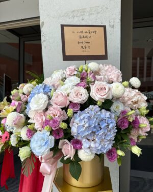 Kelly Huang Instagram - 膝蓋和手肘的擦傷很快就會好，
但有些人的痛卻是一輩子也無法癒合…

228紀念音樂劇《以愛相會》
是我參演過最耗費能量的一部音樂舞台戲劇作品。也因為這樣，我是完全毫無保留地用生命在演出！

我演出的女主角 姚陳會女士，今年96歲，她的228經歷搬到舞台上，要由我來詮釋那段驚心動魄的歷程。

看到劇本的時候，我就在想，這絕對不能開玩笑，我要活在舞台上，真實的把所有發生的一切都讓觀眾明白。

所以從讀本，排練開始，我都是很嚴肅認真的看待，每一次排練，角色的情緒轉折，內心的所有心理活動，我都是建立在文本上，情緒張力最大的一場戲，完全沒有用到私人檔案，光是角色困境，就足夠讓我眼淚流不停……

我很感謝小開導演，一直不斷地給我很多筆記修正，也點亮了我一些表演的盲區，每一次排練都有很大的收穫！
我也很感謝我的聲樂主修倪孟君老師，這次跟她一起演姚陳會女士，真的很榮幸！很多人都說我唱歌進步了，都是孟君老師一直在幫助我，還有慧真老師很有耐心的教我台語，陪我練習。
我也要感謝男主角明華園陳子豪老師，戲劇節奏超棒！台語好到完全就是讓我整個融入1947那個情景！說真的跟子豪老師對戲，沒有一次出戲！能夠跟這麼優秀的老師一起合作，真的是太榮幸了！
製作人欣蓉姐，以及編劇施百俊老師，婉菁老師，曼妮老師，達樂老師。感謝你們為屏東在地努力，創造這麼優質的音樂戲劇團隊，音樂性戲劇性不斷地在突破天花板，很喜歡跟要求品質的人合作，因為大家都想要更好，那個心是很明確的！

我的個性蠻直接的，所以溝通事情不太拐彎抹角，哈哈哈這個是我要改進的，我很感謝造型團隊素滿老師的包容，謝謝老師。

《以愛相會》有音樂、有歌曲、有舞蹈、有優秀的演員也有突破限制的舞台搭設！

樂團指揮老師真的太厲害了！還有每一個樂器的老師，把整個樂曲音樂性做到讓我在台上，一聽到音樂直接落淚，很多時候根本不用醞釀情緒，光是各位老師的演奏，台下的觀眾也都哭成一片！你們真的太厲害了！

舞蹈把這次的舞台張力各種情境帶到另外一個層次！真的太喜歡你們了！各位同學都好棒，我也想要許願，未來有機會可以跟你們一起跳舞，在台上用身體展現角色的情緒！

古典樂的每一個環節，都唱出了角色的心聲，我們台上的每一個演員都是唱將都是唱歌老師，真的沒有遇過這麼強大的團隊！能演又能唱！跟每個老師合作真的很幸福！

舞台的搭設，讓我每次換場在走動的時候都很感恩，第一次看到屏東演藝廳可以搭設這樣子的高台，讓觀眾能夠有更不一樣的視覺效果，提升整體的觀影感受！技術組的各位你們真的超棒！

我不知道還有誰沒有感謝到，每一個參與演出的人都超棒的！太感謝！太感恩了！

最後我也要謝謝所有進到場中的觀眾，
每一位都在台下的觀眾，你們都是這個表演的一部分，當你們跟著笑，跟著哭，跟著驚呼，跟著拍手，我們台上的演員跟你們都是生命共同體，你們有反應，我們會停下來等你們，我們講的每一句台詞都確保你們有聽到，然後我們繼續往下走，因為這是我們一起共同創造的回憶。我非常確定，我在台上想表達的，你們都有收到了🙌

謝謝星星戲樂幫每一位演員製作了有我們名字的旗子，讓我們可以在謝幕之後跟親友拍照，聊聊近況。

謝謝我的好多親友特別從台北南下來看演出，家人、恆春朋友、校長同學們的支持，讓我看到你們就紅了眼眶！

很多觀眾都跟我說，第一次看音樂劇就感動的哭了！

「小嫻！妳一定要繼續演，繼續唱！我們會支持妳✊👊💪」

謝謝你們，我喜歡可以投入真心的表演，也很喜歡用歌聲來唱故事🎵

在屏東，有很好的舞台場館，很豐沛的藝術創作能量，只要你親自來體驗，就能看到屏東的價值！

經過《以愛相會》的洗禮之後

我變得更強大了！

生命中所有的經歷，都會成為我的資糧！

從一開始，我就清楚我做得到✊

你有想要做的計劃嗎？
只要下定決心，就全力去做吧！

#以愛相會 #小嫻 #小嫻上大學 #音樂劇 #屏東大學