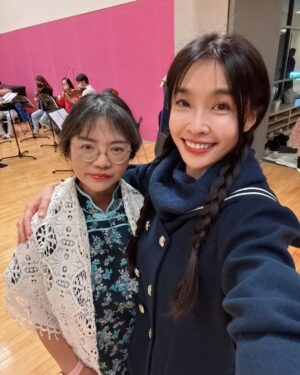 Kelly Huang Instagram - 膝蓋和手肘的擦傷很快就會好，
但有些人的痛卻是一輩子也無法癒合…

228紀念音樂劇《以愛相會》
是我參演過最耗費能量的一部音樂舞台戲劇作品。也因為這樣，我是完全毫無保留地用生命在演出！

我演出的女主角 姚陳會女士，今年96歲，她的228經歷搬到舞台上，要由我來詮釋那段驚心動魄的歷程。

看到劇本的時候，我就在想，這絕對不能開玩笑，我要活在舞台上，真實的把所有發生的一切都讓觀眾明白。

所以從讀本，排練開始，我都是很嚴肅認真的看待，每一次排練，角色的情緒轉折，內心的所有心理活動，我都是建立在文本上，情緒張力最大的一場戲，完全沒有用到私人檔案，光是角色困境，就足夠讓我眼淚流不停……

我很感謝小開導演，一直不斷地給我很多筆記修正，也點亮了我一些表演的盲區，每一次排練都有很大的收穫！
我也很感謝我的聲樂主修倪孟君老師，這次跟她一起演姚陳會女士，真的很榮幸！很多人都說我唱歌進步了，都是孟君老師一直在幫助我，還有慧真老師很有耐心的教我台語，陪我練習。
我也要感謝男主角明華園陳子豪老師，戲劇節奏超棒！台語好到完全就是讓我整個融入1947那個情景！說真的跟子豪老師對戲，沒有一次出戲！能夠跟這麼優秀的老師一起合作，真的是太榮幸了！
製作人欣蓉姐，以及編劇施百俊老師，婉菁老師，曼妮老師，達樂老師。感謝你們為屏東在地努力，創造這麼優質的音樂戲劇團隊，音樂性戲劇性不斷地在突破天花板，很喜歡跟要求品質的人合作，因為大家都想要更好，那個心是很明確的！

我的個性蠻直接的，所以溝通事情不太拐彎抹角，哈哈哈這個是我要改進的，我很感謝造型團隊素滿老師的包容，謝謝老師。

《以愛相會》有音樂、有歌曲、有舞蹈、有優秀的演員也有突破限制的舞台搭設！

樂團指揮老師真的太厲害了！還有每一個樂器的老師，把整個樂曲音樂性做到讓我在台上，一聽到音樂直接落淚，很多時候根本不用醞釀情緒，光是各位老師的演奏，台下的觀眾也都哭成一片！你們真的太厲害了！

舞蹈把這次的舞台張力各種情境帶到另外一個層次！真的太喜歡你們了！各位同學都好棒，我也想要許願，未來有機會可以跟你們一起跳舞，在台上用身體展現角色的情緒！

古典樂的每一個環節，都唱出了角色的心聲，我們台上的每一個演員都是唱將都是唱歌老師，真的沒有遇過這麼強大的團隊！能演又能唱！跟每個老師合作真的很幸福！

舞台的搭設，讓我每次換場在走動的時候都很感恩，第一次看到屏東演藝廳可以搭設這樣子的高台，讓觀眾能夠有更不一樣的視覺效果，提升整體的觀影感受！技術組的各位你們真的超棒！

我不知道還有誰沒有感謝到，每一個參與演出的人都超棒的！太感謝！太感恩了！

最後我也要謝謝所有進到場中的觀眾，
每一位都在台下的觀眾，你們都是這個表演的一部分，當你們跟著笑，跟著哭，跟著驚呼，跟著拍手，我們台上的演員跟你們都是生命共同體，你們有反應，我們會停下來等你們，我們講的每一句台詞都確保你們有聽到，然後我們繼續往下走，因為這是我們一起共同創造的回憶。我非常確定，我在台上想表達的，你們都有收到了🙌

謝謝星星戲樂幫每一位演員製作了有我們名字的旗子，讓我們可以在謝幕之後跟親友拍照，聊聊近況。

謝謝我的好多親友特別從台北南下來看演出，家人、恆春朋友、校長同學們的支持，讓我看到你們就紅了眼眶！

很多觀眾都跟我說，第一次看音樂劇就感動的哭了！

「小嫻！妳一定要繼續演，繼續唱！我們會支持妳✊👊💪」

謝謝你們，我喜歡可以投入真心的表演，也很喜歡用歌聲來唱故事🎵

在屏東，有很好的舞台場館，很豐沛的藝術創作能量，只要你親自來體驗，就能看到屏東的價值！

經過《以愛相會》的洗禮之後

我變得更強大了！

生命中所有的經歷，都會成為我的資糧！

從一開始，我就清楚我做得到✊

你有想要做的計劃嗎？
只要下定決心，就全力去做吧！

#以愛相會 #小嫻 #小嫻上大學 #音樂劇 #屏東大學