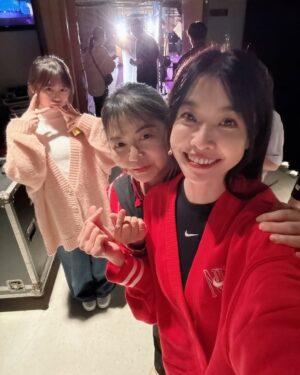 Kelly Huang Instagram - 膝蓋和手肘的擦傷很快就會好，
但有些人的痛卻是一輩子也無法癒合…

228紀念音樂劇《以愛相會》
是我參演過最耗費能量的一部音樂舞台戲劇作品。也因為這樣，我是完全毫無保留地用生命在演出！

我演出的女主角 姚陳會女士，今年96歲，她的228經歷搬到舞台上，要由我來詮釋那段驚心動魄的歷程。

看到劇本的時候，我就在想，這絕對不能開玩笑，我要活在舞台上，真實的把所有發生的一切都讓觀眾明白。

所以從讀本，排練開始，我都是很嚴肅認真的看待，每一次排練，角色的情緒轉折，內心的所有心理活動，我都是建立在文本上，情緒張力最大的一場戲，完全沒有用到私人檔案，光是角色困境，就足夠讓我眼淚流不停……

我很感謝小開導演，一直不斷地給我很多筆記修正，也點亮了我一些表演的盲區，每一次排練都有很大的收穫！
我也很感謝我的聲樂主修倪孟君老師，這次跟她一起演姚陳會女士，真的很榮幸！很多人都說我唱歌進步了，都是孟君老師一直在幫助我，還有慧真老師很有耐心的教我台語，陪我練習。
我也要感謝男主角明華園陳子豪老師，戲劇節奏超棒！台語好到完全就是讓我整個融入1947那個情景！說真的跟子豪老師對戲，沒有一次出戲！能夠跟這麼優秀的老師一起合作，真的是太榮幸了！
製作人欣蓉姐，以及編劇施百俊老師，婉菁老師，曼妮老師，達樂老師。感謝你們為屏東在地努力，創造這麼優質的音樂戲劇團隊，音樂性戲劇性不斷地在突破天花板，很喜歡跟要求品質的人合作，因為大家都想要更好，那個心是很明確的！

我的個性蠻直接的，所以溝通事情不太拐彎抹角，哈哈哈這個是我要改進的，我很感謝造型團隊素滿老師的包容，謝謝老師。

《以愛相會》有音樂、有歌曲、有舞蹈、有優秀的演員也有突破限制的舞台搭設！

樂團指揮老師真的太厲害了！還有每一個樂器的老師，把整個樂曲音樂性做到讓我在台上，一聽到音樂直接落淚，很多時候根本不用醞釀情緒，光是各位老師的演奏，台下的觀眾也都哭成一片！你們真的太厲害了！

舞蹈把這次的舞台張力各種情境帶到另外一個層次！真的太喜歡你們了！各位同學都好棒，我也想要許願，未來有機會可以跟你們一起跳舞，在台上用身體展現角色的情緒！

古典樂的每一個環節，都唱出了角色的心聲，我們台上的每一個演員都是唱將都是唱歌老師，真的沒有遇過這麼強大的團隊！能演又能唱！跟每個老師合作真的很幸福！

舞台的搭設，讓我每次換場在走動的時候都很感恩，第一次看到屏東演藝廳可以搭設這樣子的高台，讓觀眾能夠有更不一樣的視覺效果，提升整體的觀影感受！技術組的各位你們真的超棒！

我不知道還有誰沒有感謝到，每一個參與演出的人都超棒的！太感謝！太感恩了！

最後我也要謝謝所有進到場中的觀眾，
每一位都在台下的觀眾，你們都是這個表演的一部分，當你們跟著笑，跟著哭，跟著驚呼，跟著拍手，我們台上的演員跟你們都是生命共同體，你們有反應，我們會停下來等你們，我們講的每一句台詞都確保你們有聽到，然後我們繼續往下走，因為這是我們一起共同創造的回憶。我非常確定，我在台上想表達的，你們都有收到了🙌

謝謝星星戲樂幫每一位演員製作了有我們名字的旗子，讓我們可以在謝幕之後跟親友拍照，聊聊近況。

謝謝我的好多親友特別從台北南下來看演出，家人、恆春朋友、校長同學們的支持，讓我看到你們就紅了眼眶！

很多觀眾都跟我說，第一次看音樂劇就感動的哭了！

「小嫻！妳一定要繼續演，繼續唱！我們會支持妳✊👊💪」

謝謝你們，我喜歡可以投入真心的表演，也很喜歡用歌聲來唱故事🎵

在屏東，有很好的舞台場館，很豐沛的藝術創作能量，只要你親自來體驗，就能看到屏東的價值！

經過《以愛相會》的洗禮之後

我變得更強大了！

生命中所有的經歷，都會成為我的資糧！

從一開始，我就清楚我做得到✊

你有想要做的計劃嗎？
只要下定決心，就全力去做吧！

#以愛相會 #小嫻 #小嫻上大學 #音樂劇 #屏東大學