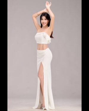 Kelly Huang Instagram - 你幫我看一下 比較喜歡哪一張？
謝謝❤️情人節快樂🫶🥰

感謝 愛爾麗診所
讓我上大學 也能保持年輕體態🥰

#愛爾麗 #世界因愛爾美麗 #情人節 #瘦身