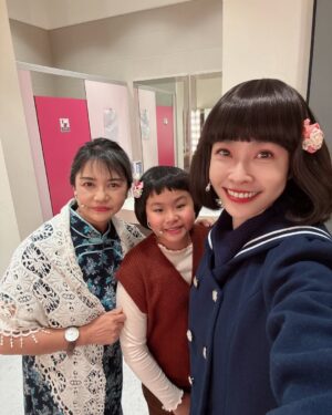 Kelly Huang Instagram - 膝蓋和手肘的擦傷很快就會好，
但有些人的痛卻是一輩子也無法癒合…

228紀念音樂劇《以愛相會》
是我參演過最耗費能量的一部音樂舞台戲劇作品。也因為這樣，我是完全毫無保留地用生命在演出！

我演出的女主角 姚陳會女士，今年96歲，她的228經歷搬到舞台上，要由我來詮釋那段驚心動魄的歷程。

看到劇本的時候，我就在想，這絕對不能開玩笑，我要活在舞台上，真實的把所有發生的一切都讓觀眾明白。

所以從讀本，排練開始，我都是很嚴肅認真的看待，每一次排練，角色的情緒轉折，內心的所有心理活動，我都是建立在文本上，情緒張力最大的一場戲，完全沒有用到私人檔案，光是角色困境，就足夠讓我眼淚流不停……

我很感謝小開導演，一直不斷地給我很多筆記修正，也點亮了我一些表演的盲區，每一次排練都有很大的收穫！
我也很感謝我的聲樂主修倪孟君老師，這次跟她一起演姚陳會女士，真的很榮幸！很多人都說我唱歌進步了，都是孟君老師一直在幫助我，還有慧真老師很有耐心的教我台語，陪我練習。
我也要感謝男主角明華園陳子豪老師，戲劇節奏超棒！台語好到完全就是讓我整個融入1947那個情景！說真的跟子豪老師對戲，沒有一次出戲！能夠跟這麼優秀的老師一起合作，真的是太榮幸了！
製作人欣蓉姐，以及編劇施百俊老師，婉菁老師，曼妮老師，達樂老師。感謝你們為屏東在地努力，創造這麼優質的音樂戲劇團隊，音樂性戲劇性不斷地在突破天花板，很喜歡跟要求品質的人合作，因為大家都想要更好，那個心是很明確的！

我的個性蠻直接的，所以溝通事情不太拐彎抹角，哈哈哈這個是我要改進的，我很感謝造型團隊素滿老師的包容，謝謝老師。

《以愛相會》有音樂、有歌曲、有舞蹈、有優秀的演員也有突破限制的舞台搭設！

樂團指揮老師真的太厲害了！還有每一個樂器的老師，把整個樂曲音樂性做到讓我在台上，一聽到音樂直接落淚，很多時候根本不用醞釀情緒，光是各位老師的演奏，台下的觀眾也都哭成一片！你們真的太厲害了！

舞蹈把這次的舞台張力各種情境帶到另外一個層次！真的太喜歡你們了！各位同學都好棒，我也想要許願，未來有機會可以跟你們一起跳舞，在台上用身體展現角色的情緒！

古典樂的每一個環節，都唱出了角色的心聲，我們台上的每一個演員都是唱將都是唱歌老師，真的沒有遇過這麼強大的團隊！能演又能唱！跟每個老師合作真的很幸福！

舞台的搭設，讓我每次換場在走動的時候都很感恩，第一次看到屏東演藝廳可以搭設這樣子的高台，讓觀眾能夠有更不一樣的視覺效果，提升整體的觀影感受！技術組的各位你們真的超棒！

我不知道還有誰沒有感謝到，每一個參與演出的人都超棒的！太感謝！太感恩了！

最後我也要謝謝所有進到場中的觀眾，
每一位都在台下的觀眾，你們都是這個表演的一部分，當你們跟著笑，跟著哭，跟著驚呼，跟著拍手，我們台上的演員跟你們都是生命共同體，你們有反應，我們會停下來等你們，我們講的每一句台詞都確保你們有聽到，然後我們繼續往下走，因為這是我們一起共同創造的回憶。我非常確定，我在台上想表達的，你們都有收到了🙌

謝謝星星戲樂幫每一位演員製作了有我們名字的旗子，讓我們可以在謝幕之後跟親友拍照，聊聊近況。

謝謝我的好多親友特別從台北南下來看演出，家人、恆春朋友、校長同學們的支持，讓我看到你們就紅了眼眶！

很多觀眾都跟我說，第一次看音樂劇就感動的哭了！

「小嫻！妳一定要繼續演，繼續唱！我們會支持妳✊👊💪」

謝謝你們，我喜歡可以投入真心的表演，也很喜歡用歌聲來唱故事🎵

在屏東，有很好的舞台場館，很豐沛的藝術創作能量，只要你親自來體驗，就能看到屏東的價值！

經過《以愛相會》的洗禮之後

我變得更強大了！

生命中所有的經歷，都會成為我的資糧！

從一開始，我就清楚我做得到✊

你有想要做的計劃嗎？
只要下定決心，就全力去做吧！

#以愛相會 #小嫻 #小嫻上大學 #音樂劇 #屏東大學