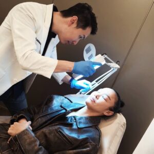 Kelly Tandiono Instagram - Checking out the latest flagship @theriserva by Erha at Central Iskandarsyah. The most luxurious and exclusive DermaBeauty in Indonesia. So nice to catch up with Dr Anthony and trying out the new Picolaser Pro. Thank you for taking care of my youthful skin guys♥️
.
#TheRiservaByErha #TheRiserva