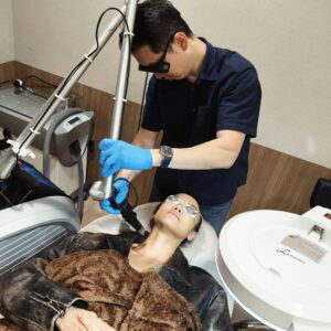 Kelly Tandiono Instagram - Checking out the latest flagship @theriserva by Erha at Central Iskandarsyah. The most luxurious and exclusive DermaBeauty in Indonesia. So nice to catch up with Dr Anthony and trying out the new Picolaser Pro. Thank you for taking care of my youthful skin guys♥️
.
#TheRiservaByErha #TheRiserva