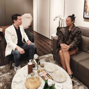Kelly Tandiono Instagram - Checking out the latest flagship @theriserva by Erha at Central Iskandarsyah. The most luxurious and exclusive DermaBeauty in Indonesia. So nice to catch up with Dr Anthony and trying out the new Picolaser Pro. Thank you for taking care of my youthful skin guys♥️
.
#TheRiservaByErha #TheRiserva