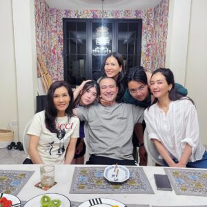 Khemupsorn Sirisukha Instagram - Family matters🤗♥️♥️♥️♥️♥️ หลานชายคนโตกลับมา หลานชายแฝดติดภารกิจหายไป แล้วจะพร้อมหน้าพร้อมตากันเมื่อใด 😅 #ด้วยความรักกกกกและคิดถึงงงงงงมากกกก