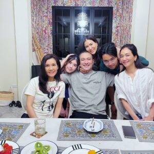 Khemupsorn Sirisukha Instagram - Family matters🤗♥️♥️♥️♥️♥️ หลานชายคนโตกลับมา หลานชายแฝดติดภารกิจหายไป แล้วจะพร้อมหน้าพร้อมตากันเมื่อใด 😅 #ด้วยความรักกกกกและคิดถึงงงงงงมากกกก