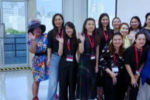 Khemupsorn Sirisukha Instagram - Cartier Women’s Initiative: CWI Entrepreneurial Program Thailand 2025♥️♥️♥️ ที่ทาง CWI ได้ร่วมกับจุฬาลงกรณ์มหาวิทยาลัย จัดการฝึกอบรมหลักสูตรสำหรับผู้ประกอบการหญิงค่ะ 🥹👍🏻🌟✨👏🏻♥️🤗🥰

เชอรี่ได้เข้ารับการอบรมมาหลายสัปดาห์แล้วขอบอกเลยว่าเป็นหลักสูตรที่เป็นประโยชน์กับผู้ประกอบการอย่างเชอรี่มากๆ ค่ะ ชอบมากกกกกกกๆ ค่ะ 🥹👍🏻♥️✨ ต้องขอขอบพระคุณอาจารย์หนึ่ง รศ.ดร. ปรีชญา สิทธิพันธุ์ ที่ออกแบบหลักสูตรได้ดีมากๆ เลยค่ะ วิทยากรแต่ละท่านที่คัดสรรมาสุดยอดมากๆ 
ค่ะ ได้เรียนรู้ในหลากหลายมิติ สำหรับองค์ความรู้ในการเป็นผู้ประกอบการที่จะนำพาธุรกิจให้เติบโตแข็งแรง เพื่อที่จะสร้างผลกระทบเชิงบวกได้ยิ่งๆ ขึ้นไป โดยเฉพาะอย่างยิ่งเรื่อง Finance ที่เชอรี่เองแอบหนีมาตลอดเลยค่าา แฮ่😅😅😅

แต่พอได้เรียนกลับรู้สึกว่าไฟแนนซ์เป็นเรื่องที่ไม่ได้ยากอย่างที่คิดไว้ และเป็นประโยชน์ และสำคัญจำเป็นมากๆ สำหรับเจ้าของธุรกิจ จำเป็นที่จะมีความรู้ความเข้าใจเรื่องการเงิน การลงทุนอย่างน้อยในระดับพื้นฐาน 

สุดยอดจริงๆ ค่ะ 🥹👍🏻👏🏻👏🏻👏🏻♥️♥️♥️ 
ปีนี้ประเทศไทยเป็นเจ้าภาพในการจัด CWI ด้วยนะคะ สำหรับผู้หญิงท่านไหนที่สนใจสมัครขอทุน เตรียมตัวรอฟังรายละเอียดการสมัครได้เลยนะคะ เร็วๆ นี้ค่า 🥹🤗♥️♥️♥️🚀🌟✨🥰

#ChulaXCartierWomensInitiative
#CWIThailand 
#CartierWomensInitiative