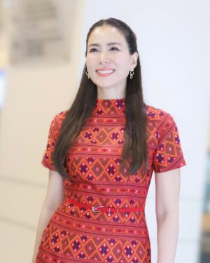 Khemupsorn Sirisukha Instagram - ขอบคุณสำหรับรางวัลสตรีทำงานดีเด่นฉลองวันสตรีสากลในปีนี้นะคะ Happy International Women’s Day! ค่าาาา 🤗♥️🙌🏻🌟✨

วันนี้ตารางแน่นมากค่า ติดเรียนไปครึ่งค่อนวัน และภารกิจอีกล้นหลามเลยมาแฮปปี้ช้าไปนิดนะคะ 😁

ขอบคุณสำหรับรางวัลสตรีทำงานดีเด่นประจำปี 2568 จากกระทรวงแรงงานค่ะ ขอแสดงความยินดีกับสตรีผู้เข้ารับรางวัลทุกท่าน ทั้งหมด 30 ท่านด้วยนะคะ 🤗♥️🙌🏻👏🏻🌟✨

บทบาทผู้หญิงในสังคมปัจจุบันมีความสำคัญมากยิ่งขึ้นในหลากหลายองค์กรและแทบจะในทุกสถาบันของสังคม เชอรี่เชื่อว่าด้วยพลังของผู้หญิงทุกคนที่ร่วมกันขับเคลื่อนเพื่อพัฒนาสังคมให้ดียิ่งขึ้น จะสร้างผลกระทบเชิงบวกได้เพิ่มมากขึ้นเรื่อยๆ อย่างแน่นอนค่ะ 🥹🙌🏻♥️✨

ผ้าไหมแพรวาเก่าเก็บของคุณแม่ได้มีโอกาสตัดเป็นชุดในที่สุด ดีใจมากเลยค่า 😍🥰♥️ #YouKnowWhatImWearing
Jewellery Watch & Bag @cartier #cartierthailand
Makeup @armytoast 
Hair @teethory 

ขอบคุณทุกๆ กำลังใจและความยินดีด้วยนะคะ สัญญาว่าจะตั้งใจทำงานเพื่อสร้างผลกระทบเชิงบวกให้ยิ่งๆ ขึ้นไปค่ะ 🥰✌🏻🤝🙌🏻♥️🌟✨

ขอบคุณเจ้าของรูปและคลิปด้วยนะคะ🤗♥️