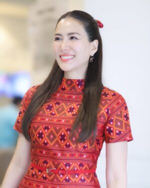 Khemupsorn Sirisukha Instagram - ขอบคุณสำหรับรางวัลสตรีทำงานดีเด่นฉลองวันสตรีสากลในปีนี้นะคะ Happy International Women’s Day! ค่าาาา 🤗♥️🙌🏻🌟✨

วันนี้ตารางแน่นมากค่า ติดเรียนไปครึ่งค่อนวัน และภารกิจอีกล้นหลามเลยมาแฮปปี้ช้าไปนิดนะคะ 😁

ขอบคุณสำหรับรางวัลสตรีทำงานดีเด่นประจำปี 2568 จากกระทรวงแรงงานค่ะ ขอแสดงความยินดีกับสตรีผู้เข้ารับรางวัลทุกท่าน ทั้งหมด 30 ท่านด้วยนะคะ 🤗♥️🙌🏻👏🏻🌟✨

บทบาทผู้หญิงในสังคมปัจจุบันมีความสำคัญมากยิ่งขึ้นในหลากหลายองค์กรและแทบจะในทุกสถาบันของสังคม เชอรี่เชื่อว่าด้วยพลังของผู้หญิงทุกคนที่ร่วมกันขับเคลื่อนเพื่อพัฒนาสังคมให้ดียิ่งขึ้น จะสร้างผลกระทบเชิงบวกได้เพิ่มมากขึ้นเรื่อยๆ อย่างแน่นอนค่ะ 🥹🙌🏻♥️✨

ผ้าไหมแพรวาเก่าเก็บของคุณแม่ได้มีโอกาสตัดเป็นชุดในที่สุด ดีใจมากเลยค่า 😍🥰♥️ #YouKnowWhatImWearing
Jewellery Watch & Bag @cartier #cartierthailand
Makeup @armytoast 
Hair @teethory 

ขอบคุณทุกๆ กำลังใจและความยินดีด้วยนะคะ สัญญาว่าจะตั้งใจทำงานเพื่อสร้างผลกระทบเชิงบวกให้ยิ่งๆ ขึ้นไปค่ะ 🥰✌🏻🤝🙌🏻♥️🌟✨

ขอบคุณเจ้าของรูปและคลิปด้วยนะคะ🤗♥️