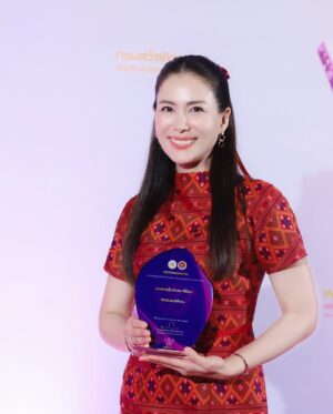 Khemupsorn Sirisukha Instagram - ขอบคุณสำหรับรางวัลสตรีทำงานดีเด่นฉลองวันสตรีสากลในปีนี้นะคะ Happy International Women’s Day! ค่าาาา 🤗♥️🙌🏻🌟✨

วันนี้ตารางแน่นมากค่า ติดเรียนไปครึ่งค่อนวัน และภารกิจอีกล้นหลามเลยมาแฮปปี้ช้าไปนิดนะคะ 😁

ขอบคุณสำหรับรางวัลสตรีทำงานดีเด่นประจำปี 2568 จากกระทรวงแรงงานค่ะ ขอแสดงความยินดีกับสตรีผู้เข้ารับรางวัลทุกท่าน ทั้งหมด 30 ท่านด้วยนะคะ 🤗♥️🙌🏻👏🏻🌟✨

บทบาทผู้หญิงในสังคมปัจจุบันมีความสำคัญมากยิ่งขึ้นในหลากหลายองค์กรและแทบจะในทุกสถาบันของสังคม เชอรี่เชื่อว่าด้วยพลังของผู้หญิงทุกคนที่ร่วมกันขับเคลื่อนเพื่อพัฒนาสังคมให้ดียิ่งขึ้น จะสร้างผลกระทบเชิงบวกได้เพิ่มมากขึ้นเรื่อยๆ อย่างแน่นอนค่ะ 🥹🙌🏻♥️✨

ผ้าไหมแพรวาเก่าเก็บของคุณแม่ได้มีโอกาสตัดเป็นชุดในที่สุด ดีใจมากเลยค่า 😍🥰♥️ #YouKnowWhatImWearing
Jewellery Watch & Bag @cartier #cartierthailand
Makeup @armytoast 
Hair @teethory 

ขอบคุณทุกๆ กำลังใจและความยินดีด้วยนะคะ สัญญาว่าจะตั้งใจทำงานเพื่อสร้างผลกระทบเชิงบวกให้ยิ่งๆ ขึ้นไปค่ะ 🥰✌🏻🤝🙌🏻♥️🌟✨

ขอบคุณเจ้าของรูปและคลิปด้วยนะคะ🤗♥️