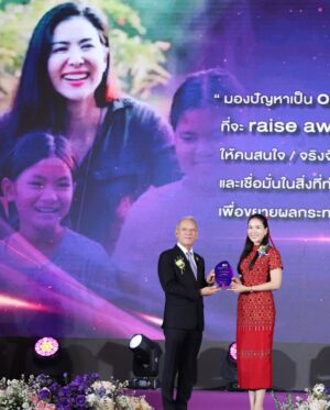 Khemupsorn Sirisukha Instagram - ขอบคุณสำหรับรางวัลสตรีทำงานดีเด่นฉลองวันสตรีสากลในปีนี้นะคะ Happy International Women’s Day! ค่าาาา 🤗♥️🙌🏻🌟✨

วันนี้ตารางแน่นมากค่า ติดเรียนไปครึ่งค่อนวัน และภารกิจอีกล้นหลามเลยมาแฮปปี้ช้าไปนิดนะคะ 😁

ขอบคุณสำหรับรางวัลสตรีทำงานดีเด่นประจำปี 2568 จากกระทรวงแรงงานค่ะ ขอแสดงความยินดีกับสตรีผู้เข้ารับรางวัลทุกท่าน ทั้งหมด 30 ท่านด้วยนะคะ 🤗♥️🙌🏻👏🏻🌟✨

บทบาทผู้หญิงในสังคมปัจจุบันมีความสำคัญมากยิ่งขึ้นในหลากหลายองค์กรและแทบจะในทุกสถาบันของสังคม เชอรี่เชื่อว่าด้วยพลังของผู้หญิงทุกคนที่ร่วมกันขับเคลื่อนเพื่อพัฒนาสังคมให้ดียิ่งขึ้น จะสร้างผลกระทบเชิงบวกได้เพิ่มมากขึ้นเรื่อยๆ อย่างแน่นอนค่ะ 🥹🙌🏻♥️✨

ผ้าไหมแพรวาเก่าเก็บของคุณแม่ได้มีโอกาสตัดเป็นชุดในที่สุด ดีใจมากเลยค่า 😍🥰♥️ #YouKnowWhatImWearing
Jewellery Watch & Bag @cartier #cartierthailand
Makeup @armytoast 
Hair @teethory 

ขอบคุณทุกๆ กำลังใจและความยินดีด้วยนะคะ สัญญาว่าจะตั้งใจทำงานเพื่อสร้างผลกระทบเชิงบวกให้ยิ่งๆ ขึ้นไปค่ะ 🥰✌🏻🤝🙌🏻♥️🌟✨

ขอบคุณเจ้าของรูปและคลิปด้วยนะคะ🤗♥️