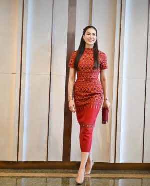 Khemupsorn Sirisukha Instagram - ขอบคุณสำหรับรางวัลสตรีทำงานดีเด่นฉลองวันสตรีสากลในปีนี้นะคะ Happy International Women’s Day! ค่าาาา 🤗♥️🙌🏻🌟✨

วันนี้ตารางแน่นมากค่า ติดเรียนไปครึ่งค่อนวัน และภารกิจอีกล้นหลามเลยมาแฮปปี้ช้าไปนิดนะคะ 😁

ขอบคุณสำหรับรางวัลสตรีทำงานดีเด่นประจำปี 2568 จากกระทรวงแรงงานค่ะ ขอแสดงความยินดีกับสตรีผู้เข้ารับรางวัลทุกท่าน ทั้งหมด 30 ท่านด้วยนะคะ 🤗♥️🙌🏻👏🏻🌟✨

บทบาทผู้หญิงในสังคมปัจจุบันมีความสำคัญมากยิ่งขึ้นในหลากหลายองค์กรและแทบจะในทุกสถาบันของสังคม เชอรี่เชื่อว่าด้วยพลังของผู้หญิงทุกคนที่ร่วมกันขับเคลื่อนเพื่อพัฒนาสังคมให้ดียิ่งขึ้น จะสร้างผลกระทบเชิงบวกได้เพิ่มมากขึ้นเรื่อยๆ อย่างแน่นอนค่ะ 🥹🙌🏻♥️✨

ผ้าไหมแพรวาเก่าเก็บของคุณแม่ได้มีโอกาสตัดเป็นชุดในที่สุด ดีใจมากเลยค่า 😍🥰♥️ #YouKnowWhatImWearing
Jewellery Watch & Bag @cartier #cartierthailand
Makeup @armytoast 
Hair @teethory 

ขอบคุณทุกๆ กำลังใจและความยินดีด้วยนะคะ สัญญาว่าจะตั้งใจทำงานเพื่อสร้างผลกระทบเชิงบวกให้ยิ่งๆ ขึ้นไปค่ะ 🥰✌🏻🤝🙌🏻♥️🌟✨

ขอบคุณเจ้าของรูปและคลิปด้วยนะคะ🤗♥️