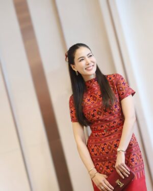 Khemupsorn Sirisukha Instagram - ขอบคุณสำหรับรางวัลสตรีทำงานดีเด่นฉลองวันสตรีสากลในปีนี้นะคะ Happy International Women’s Day! ค่าาาา 🤗♥️🙌🏻🌟✨

วันนี้ตารางแน่นมากค่า ติดเรียนไปครึ่งค่อนวัน และภารกิจอีกล้นหลามเลยมาแฮปปี้ช้าไปนิดนะคะ 😁

ขอบคุณสำหรับรางวัลสตรีทำงานดีเด่นประจำปี 2568 จากกระทรวงแรงงานค่ะ ขอแสดงความยินดีกับสตรีผู้เข้ารับรางวัลทุกท่าน ทั้งหมด 30 ท่านด้วยนะคะ 🤗♥️🙌🏻👏🏻🌟✨

บทบาทผู้หญิงในสังคมปัจจุบันมีความสำคัญมากยิ่งขึ้นในหลากหลายองค์กรและแทบจะในทุกสถาบันของสังคม เชอรี่เชื่อว่าด้วยพลังของผู้หญิงทุกคนที่ร่วมกันขับเคลื่อนเพื่อพัฒนาสังคมให้ดียิ่งขึ้น จะสร้างผลกระทบเชิงบวกได้เพิ่มมากขึ้นเรื่อยๆ อย่างแน่นอนค่ะ 🥹🙌🏻♥️✨

ผ้าไหมแพรวาเก่าเก็บของคุณแม่ได้มีโอกาสตัดเป็นชุดในที่สุด ดีใจมากเลยค่า 😍🥰♥️ #YouKnowWhatImWearing
Jewellery Watch & Bag @cartier #cartierthailand
Makeup @armytoast 
Hair @teethory 

ขอบคุณทุกๆ กำลังใจและความยินดีด้วยนะคะ สัญญาว่าจะตั้งใจทำงานเพื่อสร้างผลกระทบเชิงบวกให้ยิ่งๆ ขึ้นไปค่ะ 🥰✌🏻🤝🙌🏻♥️🌟✨

ขอบคุณเจ้าของรูปและคลิปด้วยนะคะ🤗♥️