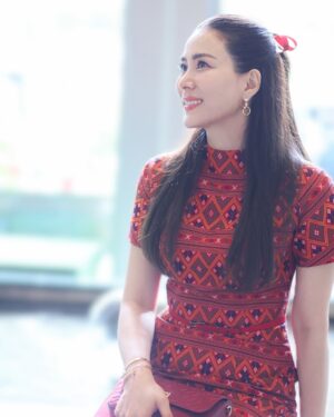 Khemupsorn Sirisukha Instagram - ขอบคุณสำหรับรางวัลสตรีทำงานดีเด่นฉลองวันสตรีสากลในปีนี้นะคะ Happy International Women’s Day! ค่าาาา 🤗♥️🙌🏻🌟✨

วันนี้ตารางแน่นมากค่า ติดเรียนไปครึ่งค่อนวัน และภารกิจอีกล้นหลามเลยมาแฮปปี้ช้าไปนิดนะคะ 😁

ขอบคุณสำหรับรางวัลสตรีทำงานดีเด่นประจำปี 2568 จากกระทรวงแรงงานค่ะ ขอแสดงความยินดีกับสตรีผู้เข้ารับรางวัลทุกท่าน ทั้งหมด 30 ท่านด้วยนะคะ 🤗♥️🙌🏻👏🏻🌟✨

บทบาทผู้หญิงในสังคมปัจจุบันมีความสำคัญมากยิ่งขึ้นในหลากหลายองค์กรและแทบจะในทุกสถาบันของสังคม เชอรี่เชื่อว่าด้วยพลังของผู้หญิงทุกคนที่ร่วมกันขับเคลื่อนเพื่อพัฒนาสังคมให้ดียิ่งขึ้น จะสร้างผลกระทบเชิงบวกได้เพิ่มมากขึ้นเรื่อยๆ อย่างแน่นอนค่ะ 🥹🙌🏻♥️✨

ผ้าไหมแพรวาเก่าเก็บของคุณแม่ได้มีโอกาสตัดเป็นชุดในที่สุด ดีใจมากเลยค่า 😍🥰♥️ #YouKnowWhatImWearing
Jewellery Watch & Bag @cartier #cartierthailand
Makeup @armytoast 
Hair @teethory 

ขอบคุณทุกๆ กำลังใจและความยินดีด้วยนะคะ สัญญาว่าจะตั้งใจทำงานเพื่อสร้างผลกระทบเชิงบวกให้ยิ่งๆ ขึ้นไปค่ะ 🥰✌🏻🤝🙌🏻♥️🌟✨

ขอบคุณเจ้าของรูปและคลิปด้วยนะคะ🤗♥️