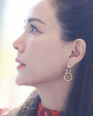 Khemupsorn Sirisukha Instagram - ขอบคุณสำหรับรางวัลสตรีทำงานดีเด่นฉลองวันสตรีสากลในปีนี้นะคะ Happy International Women’s Day! ค่าาาา 🤗♥️🙌🏻🌟✨

วันนี้ตารางแน่นมากค่า ติดเรียนไปครึ่งค่อนวัน และภารกิจอีกล้นหลามเลยมาแฮปปี้ช้าไปนิดนะคะ 😁

ขอบคุณสำหรับรางวัลสตรีทำงานดีเด่นประจำปี 2568 จากกระทรวงแรงงานค่ะ ขอแสดงความยินดีกับสตรีผู้เข้ารับรางวัลทุกท่าน ทั้งหมด 30 ท่านด้วยนะคะ 🤗♥️🙌🏻👏🏻🌟✨

บทบาทผู้หญิงในสังคมปัจจุบันมีความสำคัญมากยิ่งขึ้นในหลากหลายองค์กรและแทบจะในทุกสถาบันของสังคม เชอรี่เชื่อว่าด้วยพลังของผู้หญิงทุกคนที่ร่วมกันขับเคลื่อนเพื่อพัฒนาสังคมให้ดียิ่งขึ้น จะสร้างผลกระทบเชิงบวกได้เพิ่มมากขึ้นเรื่อยๆ อย่างแน่นอนค่ะ 🥹🙌🏻♥️✨

ผ้าไหมแพรวาเก่าเก็บของคุณแม่ได้มีโอกาสตัดเป็นชุดในที่สุด ดีใจมากเลยค่า 😍🥰♥️ #YouKnowWhatImWearing
Jewellery Watch & Bag @cartier #cartierthailand
Makeup @armytoast 
Hair @teethory 

ขอบคุณทุกๆ กำลังใจและความยินดีด้วยนะคะ สัญญาว่าจะตั้งใจทำงานเพื่อสร้างผลกระทบเชิงบวกให้ยิ่งๆ ขึ้นไปค่ะ 🥰✌🏻🤝🙌🏻♥️🌟✨

ขอบคุณเจ้าของรูปและคลิปด้วยนะคะ🤗♥️