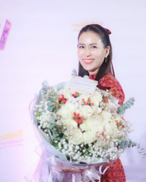 Khemupsorn Sirisukha Instagram - ขอบคุณสำหรับรางวัลสตรีทำงานดีเด่นฉลองวันสตรีสากลในปีนี้นะคะ Happy International Women’s Day! ค่าาาา 🤗♥️🙌🏻🌟✨

วันนี้ตารางแน่นมากค่า ติดเรียนไปครึ่งค่อนวัน และภารกิจอีกล้นหลามเลยมาแฮปปี้ช้าไปนิดนะคะ 😁

ขอบคุณสำหรับรางวัลสตรีทำงานดีเด่นประจำปี 2568 จากกระทรวงแรงงานค่ะ ขอแสดงความยินดีกับสตรีผู้เข้ารับรางวัลทุกท่าน ทั้งหมด 30 ท่านด้วยนะคะ 🤗♥️🙌🏻👏🏻🌟✨

บทบาทผู้หญิงในสังคมปัจจุบันมีความสำคัญมากยิ่งขึ้นในหลากหลายองค์กรและแทบจะในทุกสถาบันของสังคม เชอรี่เชื่อว่าด้วยพลังของผู้หญิงทุกคนที่ร่วมกันขับเคลื่อนเพื่อพัฒนาสังคมให้ดียิ่งขึ้น จะสร้างผลกระทบเชิงบวกได้เพิ่มมากขึ้นเรื่อยๆ อย่างแน่นอนค่ะ 🥹🙌🏻♥️✨

ผ้าไหมแพรวาเก่าเก็บของคุณแม่ได้มีโอกาสตัดเป็นชุดในที่สุด ดีใจมากเลยค่า 😍🥰♥️ #YouKnowWhatImWearing
Jewellery Watch & Bag @cartier #cartierthailand
Makeup @armytoast 
Hair @teethory 

ขอบคุณทุกๆ กำลังใจและความยินดีด้วยนะคะ สัญญาว่าจะตั้งใจทำงานเพื่อสร้างผลกระทบเชิงบวกให้ยิ่งๆ ขึ้นไปค่ะ 🥰✌🏻🤝🙌🏻♥️🌟✨

ขอบคุณเจ้าของรูปและคลิปด้วยนะคะ🤗♥️