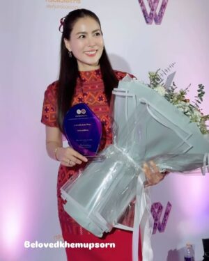 Khemupsorn Sirisukha Instagram - ขอบคุณสำหรับรางวัลสตรีทำงานดีเด่นฉลองวันสตรีสากลในปีนี้นะคะ Happy International Women’s Day! ค่าาาา 🤗♥️🙌🏻🌟✨

วันนี้ตารางแน่นมากค่า ติดเรียนไปครึ่งค่อนวัน และภารกิจอีกล้นหลามเลยมาแฮปปี้ช้าไปนิดนะคะ 😁

ขอบคุณสำหรับรางวัลสตรีทำงานดีเด่นประจำปี 2568 จากกระทรวงแรงงานค่ะ ขอแสดงความยินดีกับสตรีผู้เข้ารับรางวัลทุกท่าน ทั้งหมด 30 ท่านด้วยนะคะ 🤗♥️🙌🏻👏🏻🌟✨

บทบาทผู้หญิงในสังคมปัจจุบันมีความสำคัญมากยิ่งขึ้นในหลากหลายองค์กรและแทบจะในทุกสถาบันของสังคม เชอรี่เชื่อว่าด้วยพลังของผู้หญิงทุกคนที่ร่วมกันขับเคลื่อนเพื่อพัฒนาสังคมให้ดียิ่งขึ้น จะสร้างผลกระทบเชิงบวกได้เพิ่มมากขึ้นเรื่อยๆ อย่างแน่นอนค่ะ 🥹🙌🏻♥️✨

ผ้าไหมแพรวาเก่าเก็บของคุณแม่ได้มีโอกาสตัดเป็นชุดในที่สุด ดีใจมากเลยค่า 😍🥰♥️ #YouKnowWhatImWearing
Jewellery Watch & Bag @cartier #cartierthailand
Makeup @armytoast 
Hair @teethory 

ขอบคุณทุกๆ กำลังใจและความยินดีด้วยนะคะ สัญญาว่าจะตั้งใจทำงานเพื่อสร้างผลกระทบเชิงบวกให้ยิ่งๆ ขึ้นไปค่ะ 🥰✌🏻🤝🙌🏻♥️🌟✨

ขอบคุณเจ้าของรูปและคลิปด้วยนะคะ🤗♥️