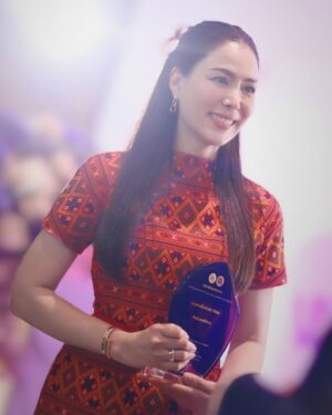 Khemupsorn Sirisukha Instagram - ขอบคุณสำหรับรางวัลสตรีทำงานดีเด่นฉลองวันสตรีสากลในปีนี้นะคะ Happy International Women’s Day! ค่าาาา 🤗♥️🙌🏻🌟✨

วันนี้ตารางแน่นมากค่า ติดเรียนไปครึ่งค่อนวัน และภารกิจอีกล้นหลามเลยมาแฮปปี้ช้าไปนิดนะคะ 😁

ขอบคุณสำหรับรางวัลสตรีทำงานดีเด่นประจำปี 2568 จากกระทรวงแรงงานค่ะ ขอแสดงความยินดีกับสตรีผู้เข้ารับรางวัลทุกท่าน ทั้งหมด 30 ท่านด้วยนะคะ 🤗♥️🙌🏻👏🏻🌟✨

บทบาทผู้หญิงในสังคมปัจจุบันมีความสำคัญมากยิ่งขึ้นในหลากหลายองค์กรและแทบจะในทุกสถาบันของสังคม เชอรี่เชื่อว่าด้วยพลังของผู้หญิงทุกคนที่ร่วมกันขับเคลื่อนเพื่อพัฒนาสังคมให้ดียิ่งขึ้น จะสร้างผลกระทบเชิงบวกได้เพิ่มมากขึ้นเรื่อยๆ อย่างแน่นอนค่ะ 🥹🙌🏻♥️✨

ผ้าไหมแพรวาเก่าเก็บของคุณแม่ได้มีโอกาสตัดเป็นชุดในที่สุด ดีใจมากเลยค่า 😍🥰♥️ #YouKnowWhatImWearing
Jewellery Watch & Bag @cartier #cartierthailand
Makeup @armytoast 
Hair @teethory 

ขอบคุณทุกๆ กำลังใจและความยินดีด้วยนะคะ สัญญาว่าจะตั้งใจทำงานเพื่อสร้างผลกระทบเชิงบวกให้ยิ่งๆ ขึ้นไปค่ะ 🥰✌🏻🤝🙌🏻♥️🌟✨

ขอบคุณเจ้าของรูปและคลิปด้วยนะคะ🤗♥️