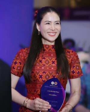 Khemupsorn Sirisukha Instagram - ขอบคุณสำหรับรางวัลสตรีทำงานดีเด่นฉลองวันสตรีสากลในปีนี้นะคะ Happy International Women’s Day! ค่าาาา 🤗♥️🙌🏻🌟✨

วันนี้ตารางแน่นมากค่า ติดเรียนไปครึ่งค่อนวัน และภารกิจอีกล้นหลามเลยมาแฮปปี้ช้าไปนิดนะคะ 😁

ขอบคุณสำหรับรางวัลสตรีทำงานดีเด่นประจำปี 2568 จากกระทรวงแรงงานค่ะ ขอแสดงความยินดีกับสตรีผู้เข้ารับรางวัลทุกท่าน ทั้งหมด 30 ท่านด้วยนะคะ 🤗♥️🙌🏻👏🏻🌟✨

บทบาทผู้หญิงในสังคมปัจจุบันมีความสำคัญมากยิ่งขึ้นในหลากหลายองค์กรและแทบจะในทุกสถาบันของสังคม เชอรี่เชื่อว่าด้วยพลังของผู้หญิงทุกคนที่ร่วมกันขับเคลื่อนเพื่อพัฒนาสังคมให้ดียิ่งขึ้น จะสร้างผลกระทบเชิงบวกได้เพิ่มมากขึ้นเรื่อยๆ อย่างแน่นอนค่ะ 🥹🙌🏻♥️✨

ผ้าไหมแพรวาเก่าเก็บของคุณแม่ได้มีโอกาสตัดเป็นชุดในที่สุด ดีใจมากเลยค่า 😍🥰♥️ #YouKnowWhatImWearing
Jewellery Watch & Bag @cartier #cartierthailand
Makeup @armytoast 
Hair @teethory 

ขอบคุณทุกๆ กำลังใจและความยินดีด้วยนะคะ สัญญาว่าจะตั้งใจทำงานเพื่อสร้างผลกระทบเชิงบวกให้ยิ่งๆ ขึ้นไปค่ะ 🥰✌🏻🤝🙌🏻♥️🌟✨

ขอบคุณเจ้าของรูปและคลิปด้วยนะคะ🤗♥️