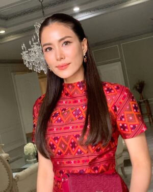 Khemupsorn Sirisukha Instagram - ขอบคุณสำหรับรางวัลสตรีทำงานดีเด่นฉลองวันสตรีสากลในปีนี้นะคะ Happy International Women’s Day! ค่าาาา 🤗♥️🙌🏻🌟✨

วันนี้ตารางแน่นมากค่า ติดเรียนไปครึ่งค่อนวัน และภารกิจอีกล้นหลามเลยมาแฮปปี้ช้าไปนิดนะคะ 😁

ขอบคุณสำหรับรางวัลสตรีทำงานดีเด่นประจำปี 2568 จากกระทรวงแรงงานค่ะ ขอแสดงความยินดีกับสตรีผู้เข้ารับรางวัลทุกท่าน ทั้งหมด 30 ท่านด้วยนะคะ 🤗♥️🙌🏻👏🏻🌟✨

บทบาทผู้หญิงในสังคมปัจจุบันมีความสำคัญมากยิ่งขึ้นในหลากหลายองค์กรและแทบจะในทุกสถาบันของสังคม เชอรี่เชื่อว่าด้วยพลังของผู้หญิงทุกคนที่ร่วมกันขับเคลื่อนเพื่อพัฒนาสังคมให้ดียิ่งขึ้น จะสร้างผลกระทบเชิงบวกได้เพิ่มมากขึ้นเรื่อยๆ อย่างแน่นอนค่ะ 🥹🙌🏻♥️✨

ผ้าไหมแพรวาเก่าเก็บของคุณแม่ได้มีโอกาสตัดเป็นชุดในที่สุด ดีใจมากเลยค่า 😍🥰♥️ #YouKnowWhatImWearing
Jewellery Watch & Bag @cartier #cartierthailand
Makeup @armytoast 
Hair @teethory 

ขอบคุณทุกๆ กำลังใจและความยินดีด้วยนะคะ สัญญาว่าจะตั้งใจทำงานเพื่อสร้างผลกระทบเชิงบวกให้ยิ่งๆ ขึ้นไปค่ะ 🥰✌🏻🤝🙌🏻♥️🌟✨

ขอบคุณเจ้าของรูปและคลิปด้วยนะคะ🤗♥️