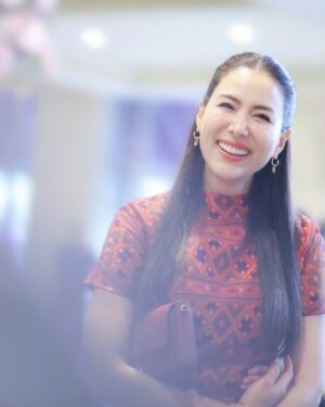Khemupsorn Sirisukha Instagram - ขอบคุณสำหรับรางวัลสตรีทำงานดีเด่นฉลองวันสตรีสากลในปีนี้นะคะ Happy International Women’s Day! ค่าาาา 🤗♥️🙌🏻🌟✨

วันนี้ตารางแน่นมากค่า ติดเรียนไปครึ่งค่อนวัน และภารกิจอีกล้นหลามเลยมาแฮปปี้ช้าไปนิดนะคะ 😁

ขอบคุณสำหรับรางวัลสตรีทำงานดีเด่นประจำปี 2568 จากกระทรวงแรงงานค่ะ ขอแสดงความยินดีกับสตรีผู้เข้ารับรางวัลทุกท่าน ทั้งหมด 30 ท่านด้วยนะคะ 🤗♥️🙌🏻👏🏻🌟✨

บทบาทผู้หญิงในสังคมปัจจุบันมีความสำคัญมากยิ่งขึ้นในหลากหลายองค์กรและแทบจะในทุกสถาบันของสังคม เชอรี่เชื่อว่าด้วยพลังของผู้หญิงทุกคนที่ร่วมกันขับเคลื่อนเพื่อพัฒนาสังคมให้ดียิ่งขึ้น จะสร้างผลกระทบเชิงบวกได้เพิ่มมากขึ้นเรื่อยๆ อย่างแน่นอนค่ะ 🥹🙌🏻♥️✨

ผ้าไหมแพรวาเก่าเก็บของคุณแม่ได้มีโอกาสตัดเป็นชุดในที่สุด ดีใจมากเลยค่า 😍🥰♥️ #YouKnowWhatImWearing
Jewellery Watch & Bag @cartier #cartierthailand
Makeup @armytoast 
Hair @teethory 

ขอบคุณทุกๆ กำลังใจและความยินดีด้วยนะคะ สัญญาว่าจะตั้งใจทำงานเพื่อสร้างผลกระทบเชิงบวกให้ยิ่งๆ ขึ้นไปค่ะ 🥰✌🏻🤝🙌🏻♥️🌟✨

ขอบคุณเจ้าของรูปและคลิปด้วยนะคะ🤗♥️