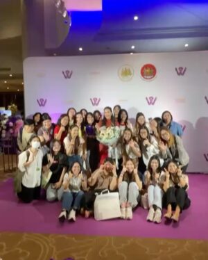 Khemupsorn Sirisukha Instagram - ขอบคุณสำหรับรางวัลสตรีทำงานดีเด่นฉลองวันสตรีสากลในปีนี้นะคะ Happy International Women’s Day! ค่าาาา 🤗♥️🙌🏻🌟✨

วันนี้ตารางแน่นมากค่า ติดเรียนไปครึ่งค่อนวัน และภารกิจอีกล้นหลามเลยมาแฮปปี้ช้าไปนิดนะคะ 😁

ขอบคุณสำหรับรางวัลสตรีทำงานดีเด่นประจำปี 2568 จากกระทรวงแรงงานค่ะ ขอแสดงความยินดีกับสตรีผู้เข้ารับรางวัลทุกท่าน ทั้งหมด 30 ท่านด้วยนะคะ 🤗♥️🙌🏻👏🏻🌟✨

บทบาทผู้หญิงในสังคมปัจจุบันมีความสำคัญมากยิ่งขึ้นในหลากหลายองค์กรและแทบจะในทุกสถาบันของสังคม เชอรี่เชื่อว่าด้วยพลังของผู้หญิงทุกคนที่ร่วมกันขับเคลื่อนเพื่อพัฒนาสังคมให้ดียิ่งขึ้น จะสร้างผลกระทบเชิงบวกได้เพิ่มมากขึ้นเรื่อยๆ อย่างแน่นอนค่ะ 🥹🙌🏻♥️✨

ผ้าไหมแพรวาเก่าเก็บของคุณแม่ได้มีโอกาสตัดเป็นชุดในที่สุด ดีใจมากเลยค่า 😍🥰♥️ #YouKnowWhatImWearing
Jewellery Watch & Bag @cartier #cartierthailand
Makeup @armytoast 
Hair @teethory 

ขอบคุณทุกๆ กำลังใจและความยินดีด้วยนะคะ สัญญาว่าจะตั้งใจทำงานเพื่อสร้างผลกระทบเชิงบวกให้ยิ่งๆ ขึ้นไปค่ะ 🥰✌🏻🤝🙌🏻♥️🌟✨

ขอบคุณเจ้าของรูปและคลิปด้วยนะคะ🤗♥️