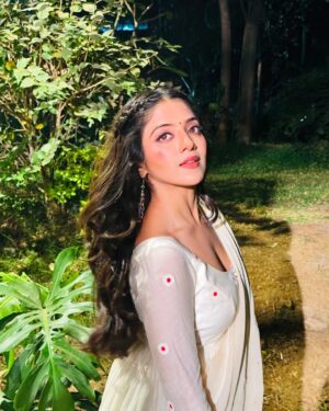 Khushi Dubey Instagram - Draped in white, armed with bruises and truth❤️‍🔥
~KD

#khushidubey #white #truth #honestyovereverything #pride #generosity #gauri #jaaduterinazar #starplus #jiohotstar