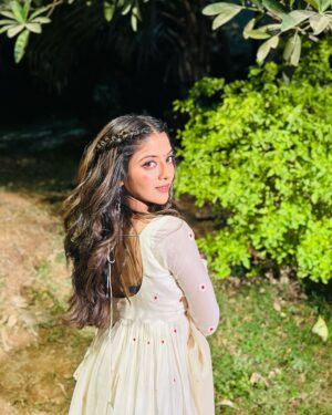 Khushi Dubey Instagram - Draped in white, armed with bruises and truth❤️‍🔥
~KD

#khushidubey #white #truth #honestyovereverything #pride #generosity #gauri #jaaduterinazar #starplus #jiohotstar