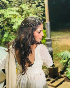 Khushi Dubey Instagram - Draped in white, armed with bruises and truth❤️‍🔥
~KD

#khushidubey #white #truth #honestyovereverything #pride #generosity #gauri #jaaduterinazar #starplus #jiohotstar