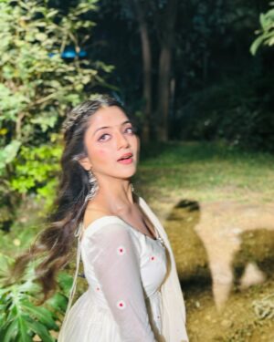 Khushi Dubey Instagram - Draped in white, armed with bruises and truth❤️‍🔥
~KD

#khushidubey #white #truth #honestyovereverything #pride #generosity #gauri #jaaduterinazar #starplus #jiohotstar