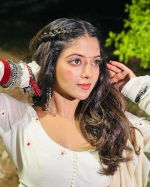 Khushi Dubey Instagram - Draped in white, armed with bruises and truth❤️‍🔥
~KD

#khushidubey #white #truth #honestyovereverything #pride #generosity #gauri #jaaduterinazar #starplus #jiohotstar