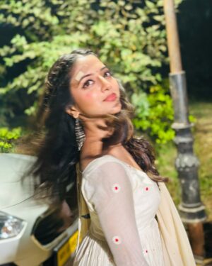 Khushi Dubey Instagram - Draped in white, armed with bruises and truth❤️‍🔥
~KD

#khushidubey #white #truth #honestyovereverything #pride #generosity #gauri #jaaduterinazar #starplus #jiohotstar