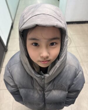 Kim Ji-woo Instagram - .
.
내사랑💜
똥글똥글 꼬마😍
김루아나리
.
.