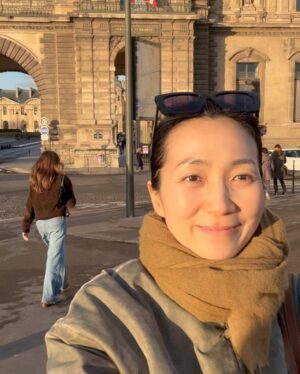 Kim Joo-ryoung Instagram - 파리 산책🥹 
아름답다… 
이 모든 순간이…🩷 

이 타이밍에 
여기에 와 있는 
의미를 생각하며…