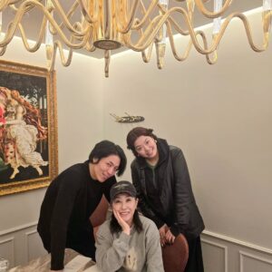 Kim Mi-kyeong Instagram - 유튜브를 시작하게 되었습니다.
저도 제가 뭘하며 놀지 모르겠지만 안가본 길을 가는것도 스릴 있지요.
놀러 오셔요.  때론 누구든 계신곳으로 훌쩍 만나러 가겠습니다.
따뜻한 밥 한끼 같이 하시지요 ㅎㅎ

제 첫번째 이야기는 제 마음속의 춤꾼 지존!  원픽!
제이블랙님을 만났습니다.
흔쾌히 만나주신 블랙님, 그리고 귀여운 마리님. 
고맙고 행복한 시간이었습니다.

그리고 우리는 누나, 언니, 동생 하기로 했습니다.
성공!!!!! 😁😁😁