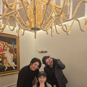 Kim Mi-kyeong Instagram - 유튜브를 시작하게 되었습니다.
저도 제가 뭘하며 놀지 모르겠지만 안가본 길을 가는것도 스릴 있지요.
놀러 오셔요.  때론 누구든 계신곳으로 훌쩍 만나러 가겠습니다.
따뜻한 밥 한끼 같이 하시지요 ㅎㅎ

제 첫번째 이야기는 제 마음속의 춤꾼 지존!  원픽!
제이블랙님을 만났습니다.
흔쾌히 만나주신 블랙님, 그리고 귀여운 마리님. 
고맙고 행복한 시간이었습니다.

그리고 우리는 누나, 언니, 동생 하기로 했습니다.
성공!!!!! 😁😁😁