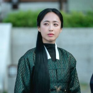 Kim Min-jung Instagram - -
#설매화 

모든의상이 다 멋있었지만,
그 중에도 ,
간결한 선/허리의 포인트/나비문양의 매화의 정체성/ 이 
잘 돋보이는,
"절제미"속에 기품이 있는 
내가 상상했던 매화의 모습들---

의상대표:양희화
의상실장:최경미 
🫶🏻