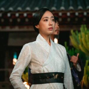 Kim Min-jung Instagram - -
#설매화 

모든의상이 다 멋있었지만,
그 중에도 ,
간결한 선/허리의 포인트/나비문양의 매화의 정체성/ 이 
잘 돋보이는,
"절제미"속에 기품이 있는 
내가 상상했던 매화의 모습들---

의상대표:양희화
의상실장:최경미 
🫶🏻