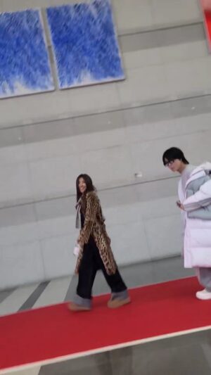 Kim Wan-sun Instagram - #🤣🤣🤣🤣🤣🤣🤣🤣
#베프 #레드카펫걸어보기 #bestfriend #havingfun 
@taeyang_artistaeyang @cinepicks_official