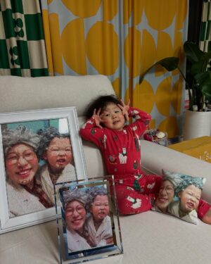Kim Young-hee Instagram - 팬분이 주신 선물~~~~
감동의 향연이에요~~~~
자기애 강한 해서는 그져 신났어요~~~!!!!!!😍
액자를 안고 잔다는거 간신히 말렸네요~~
너무너무 감사해요~~~👵🏻👧🏻